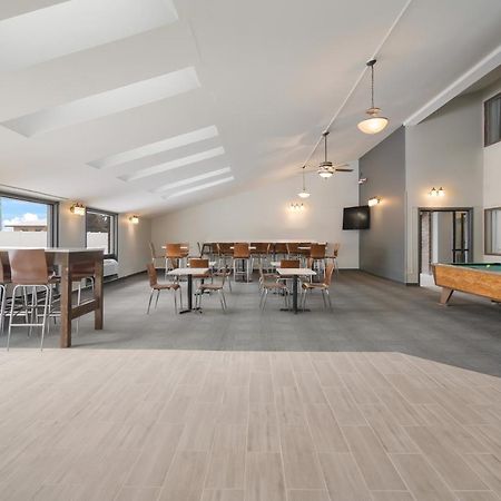 Econo Lodge Williston Bagian luar foto