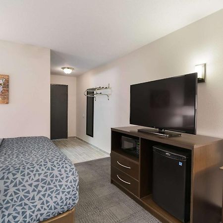 Econo Lodge Williston Bagian luar foto