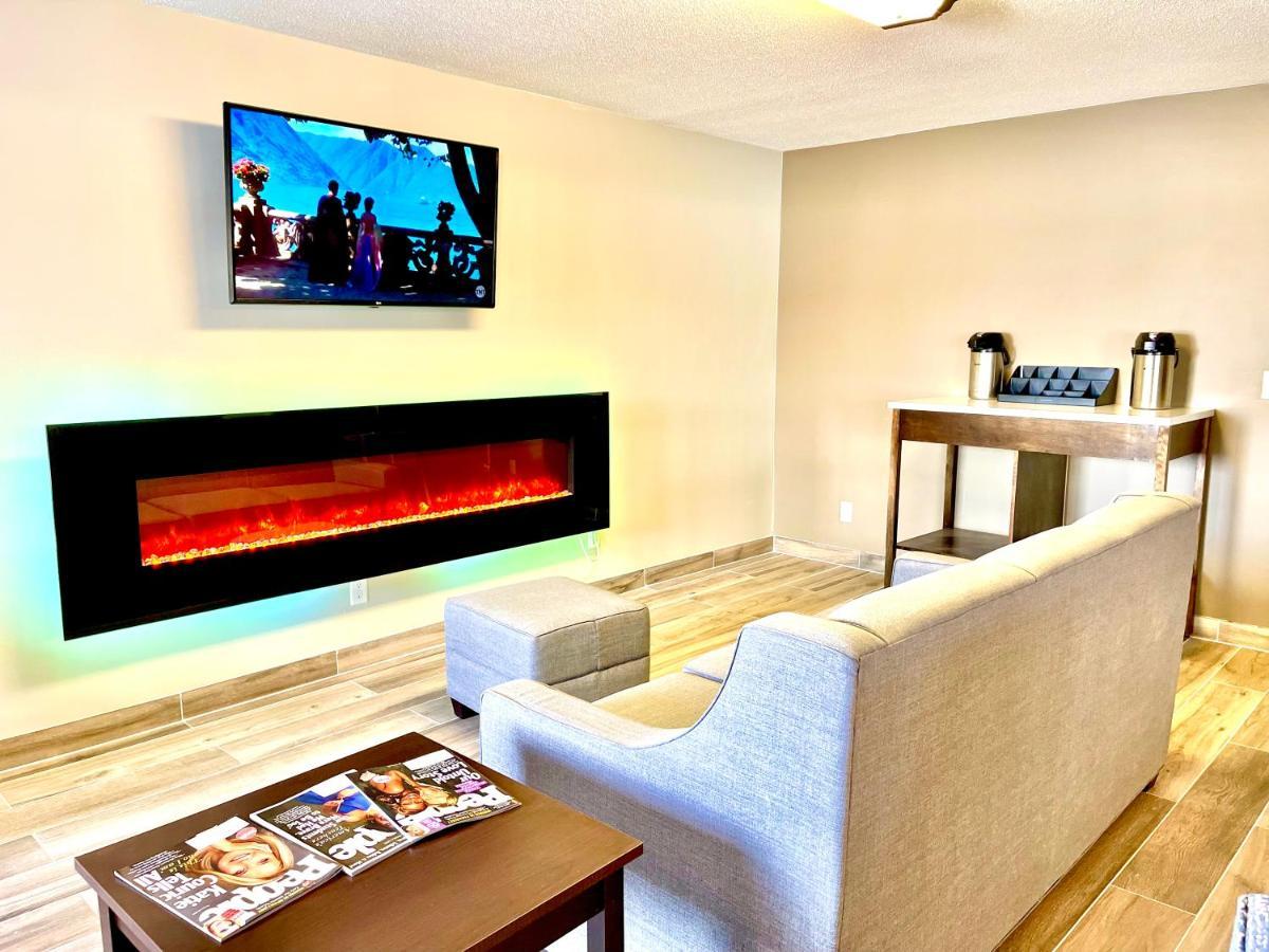 Econo Lodge Williston Bagian luar foto