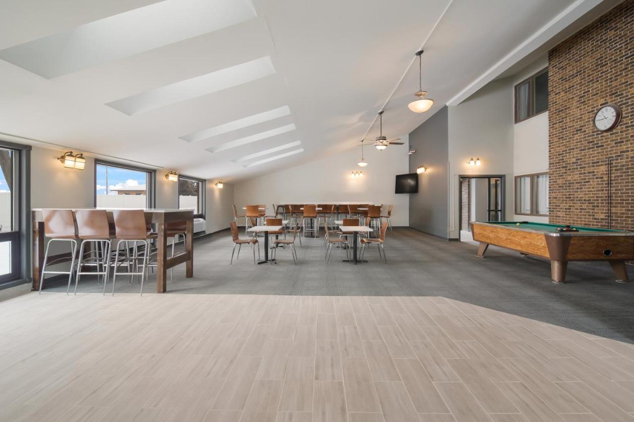 Econo Lodge Williston Bagian luar foto