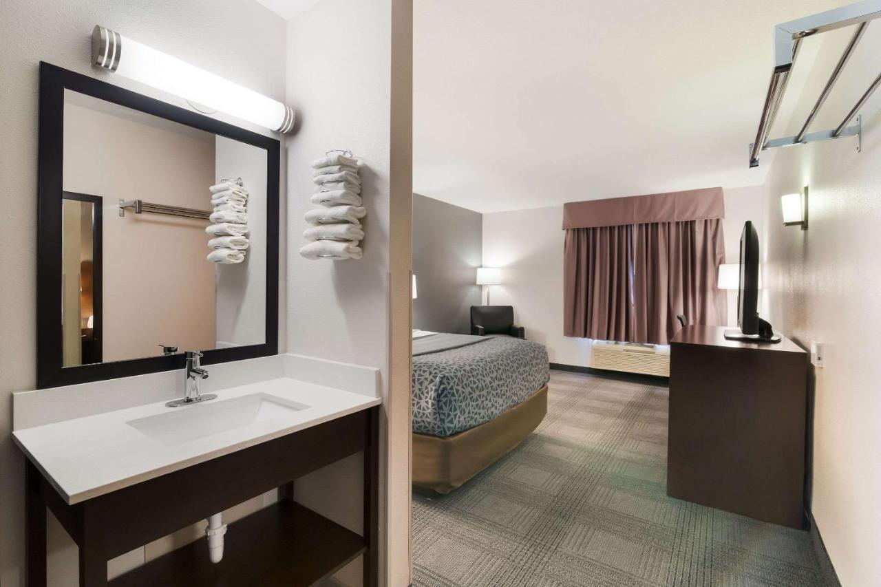 Econo Lodge Williston Bagian luar foto