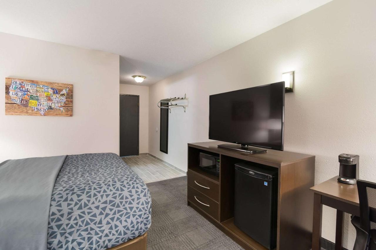 Econo Lodge Williston Bagian luar foto