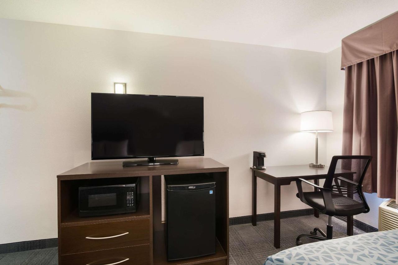 Econo Lodge Williston Bagian luar foto