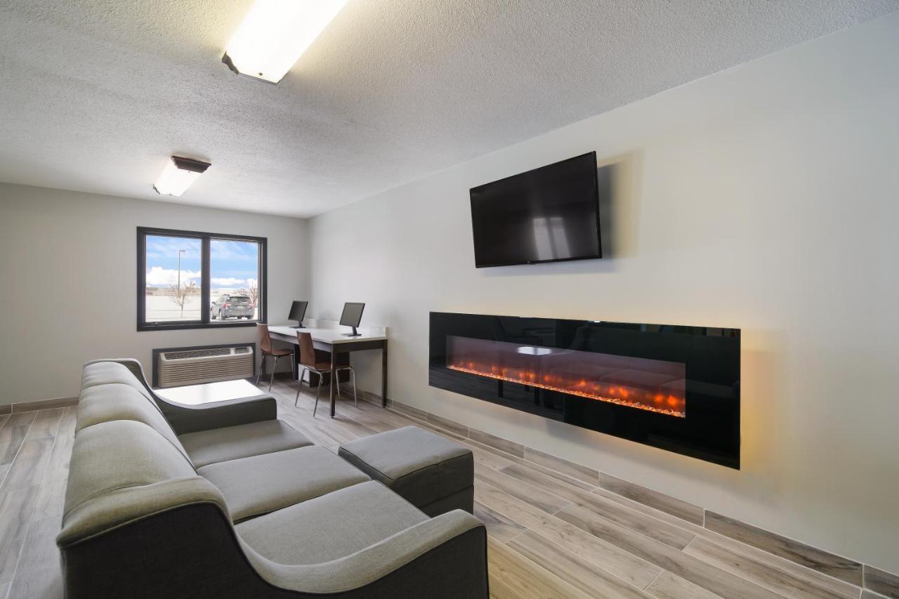Econo Lodge Williston Bagian luar foto