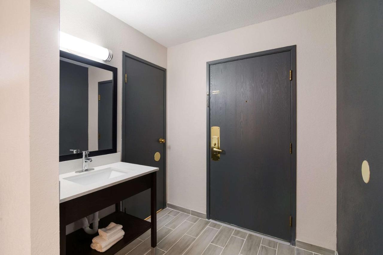 Econo Lodge Williston Bagian luar foto