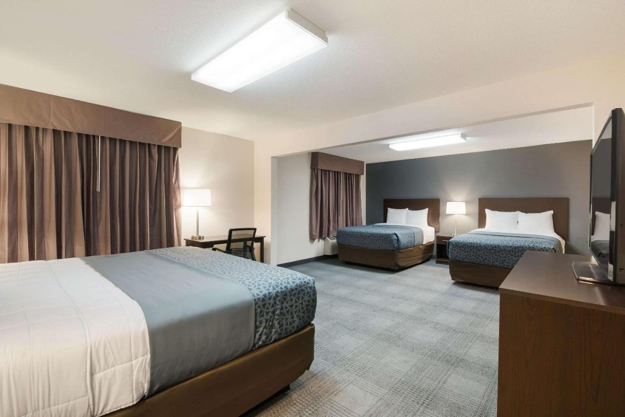 Econo Lodge Williston Bagian luar foto