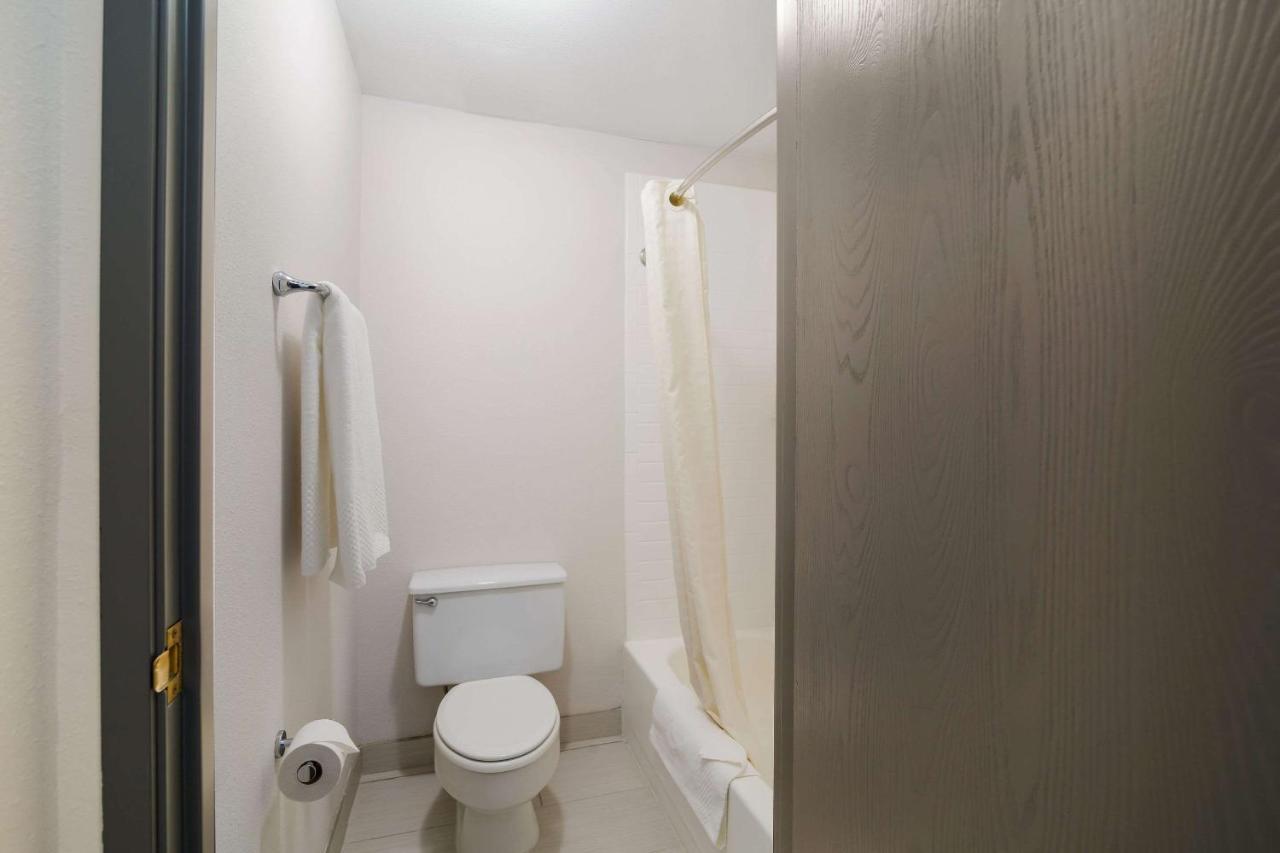 Econo Lodge Williston Bagian luar foto