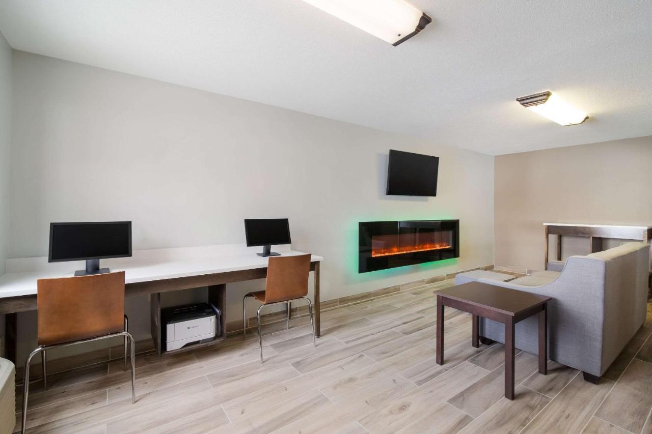 Econo Lodge Williston Bagian luar foto