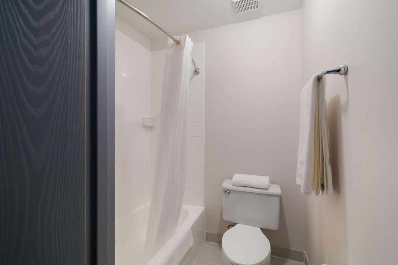 Econo Lodge Williston Bagian luar foto