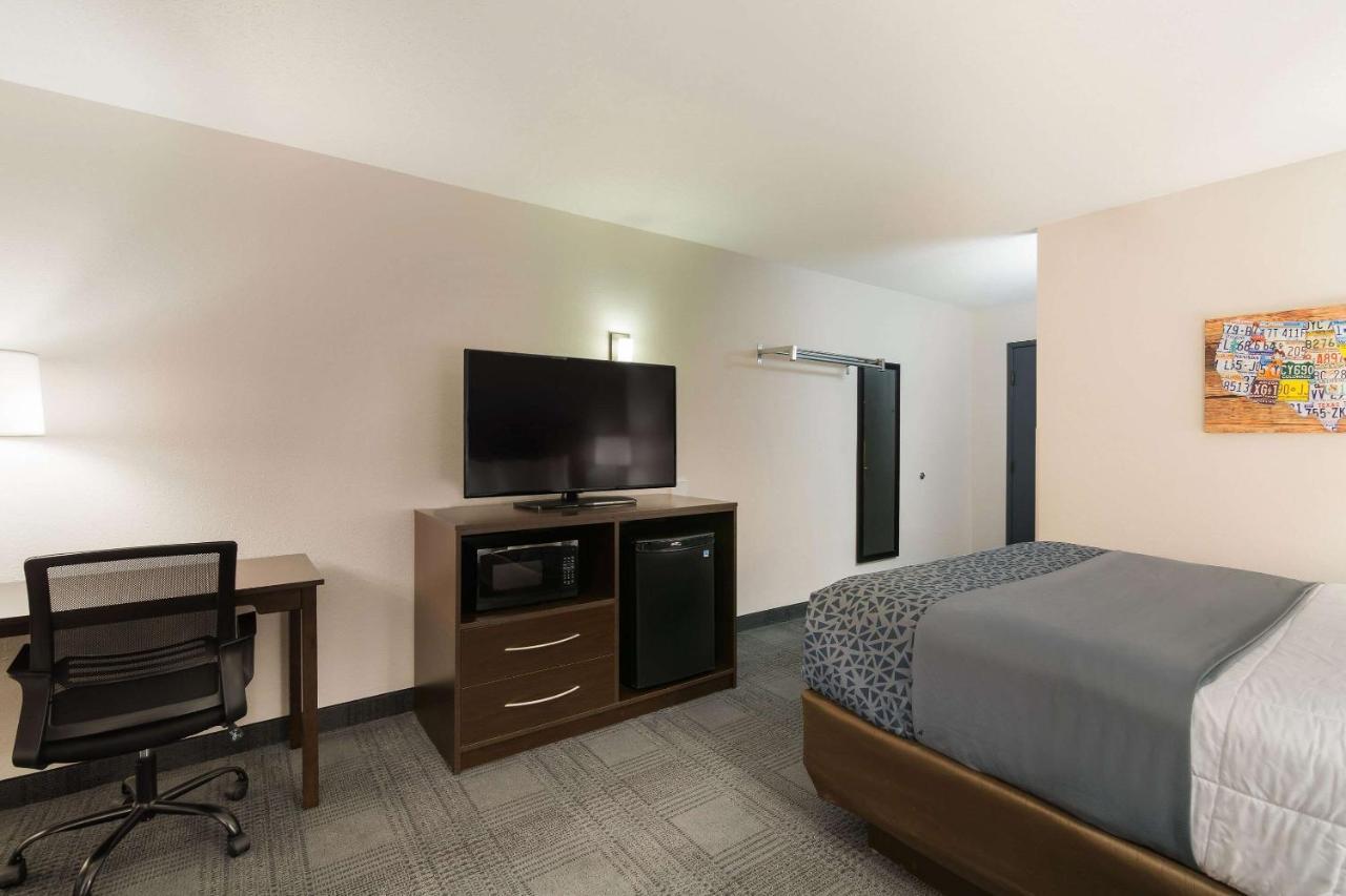 Econo Lodge Williston Bagian luar foto