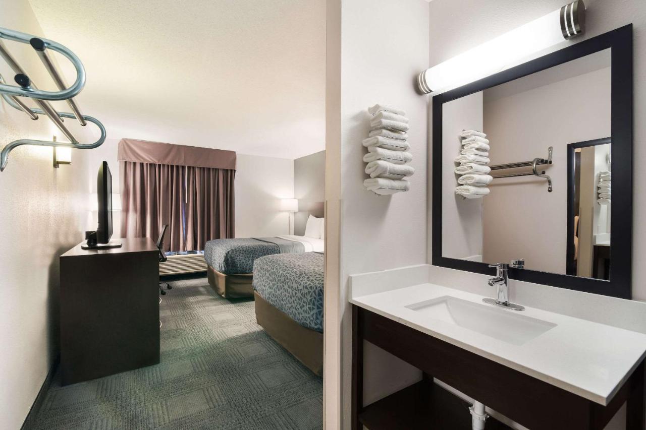 Econo Lodge Williston Bagian luar foto