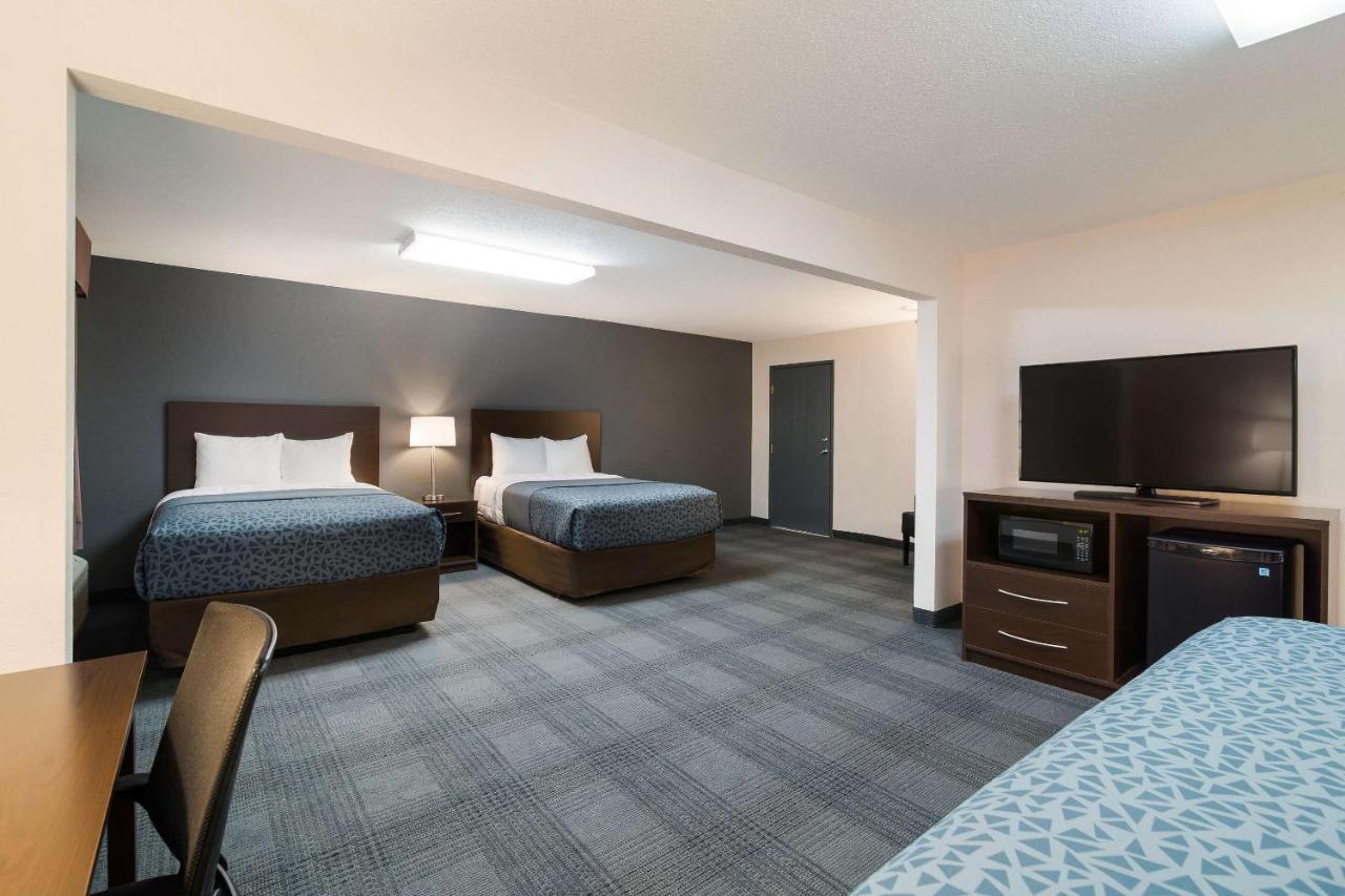 Econo Lodge Williston Bagian luar foto