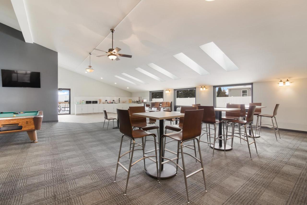 Econo Lodge Williston Bagian luar foto