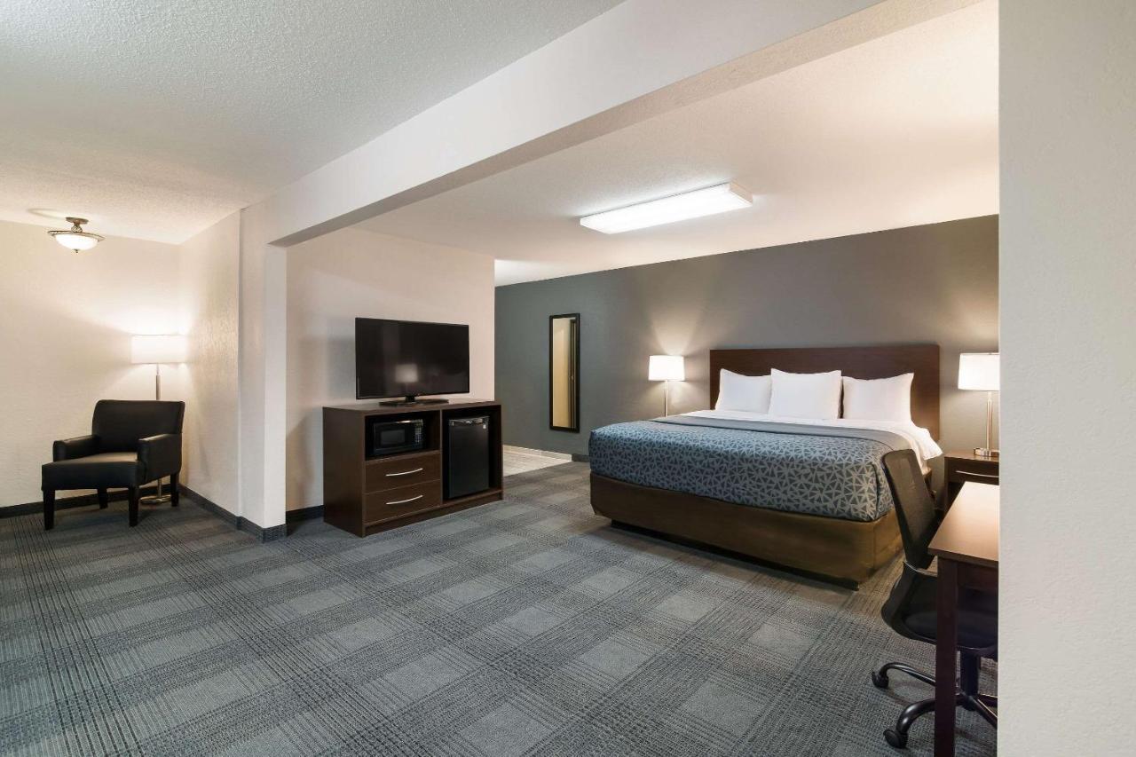 Econo Lodge Williston Bagian luar foto