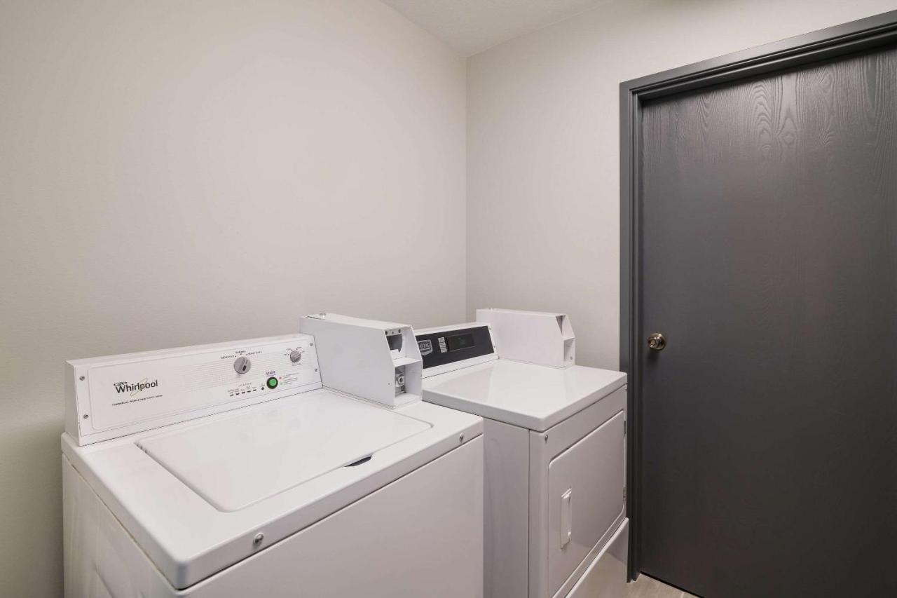 Econo Lodge Williston Bagian luar foto